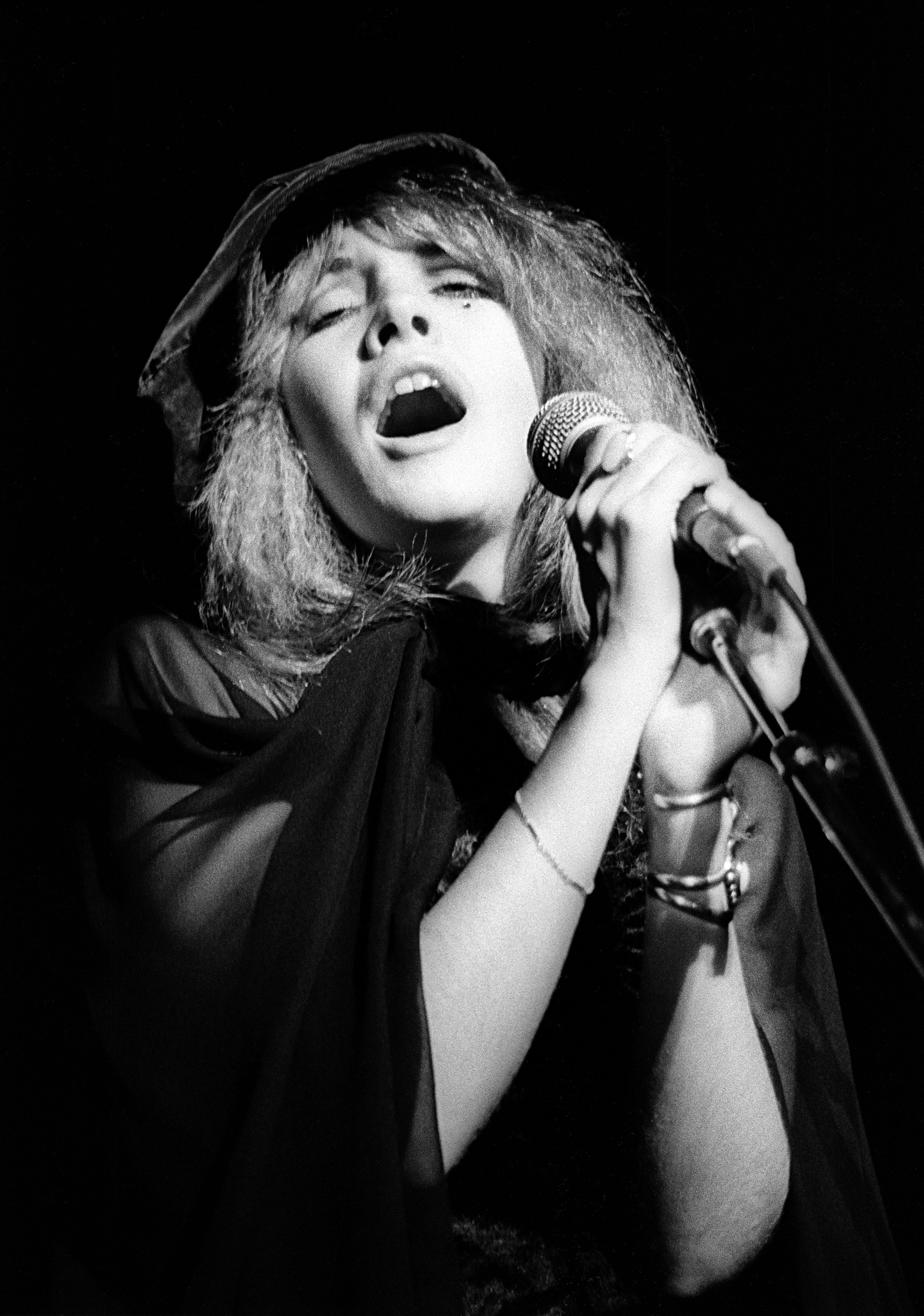 stevie nicks performing live with fleetwood mac